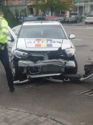 Accident grav! Maşină de poliţie în misiune, făcută praf! Autospeciala a intrat într-un autoturism în care se aflau 2 copii!