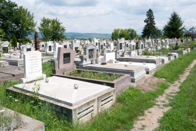 ȘOCANT! Trupul unui bărbat găsit mort în cimitir fără urme de violență – fratele dezvăluie lovituri misterioase!