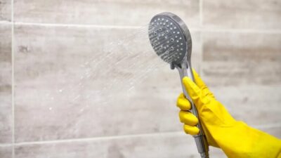 Trucul genial cu detergentul de vase care îți lasă baia strălucitoare fără efort! Milioane de oameni jură că funcționează
