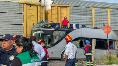 Autobuz rupt în două de tren! Zece oameni au murit!