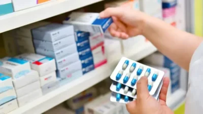 Alertă pentru pacienții cronici: impozitul minim amenință farmaciile de cartier și accesul la medicamente vitale!