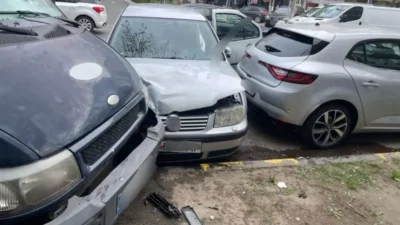 ȘOC în Pitești! Tânăr beat mort la volan face prăpăd: 3 mașini distruse și stâlp doborât!