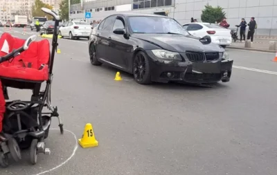 Filmul accidentului din București, când o mamă de 35 de ani a murit după ce a fost lovită pe trecerea de pietoni, în timp ce împingea căruciorul copilului. Fetița de 2 ani a ajuns la spital