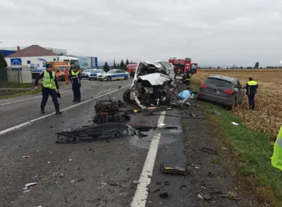 Acum! Un bărbat a murit pe loc și o altă persoană rănită grav! Impact devastator între două dube și o mașină!