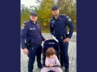 Fetiță de nici doi ani, găsită pe marginea unui drum. Ce a spus polițiștilor persoana care trebuia să aibă grijă…