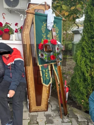 Fiul femeii ucise în Berceni nu se dezlipește de capacul sicriului. Imaginea care a sfâșiat inimile tuturor. Ține în mână o batistă albă, iar privirea lui pierdută spune totul