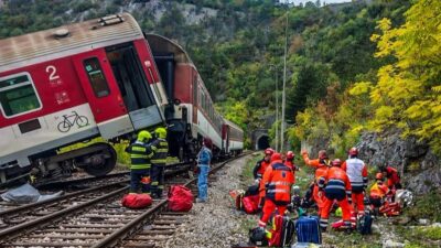 O nouă tragedie zguduie lumea. Două trenuri s-au ciocnit, acțiuni disperate ale autorităților pentru salvarea victimelor