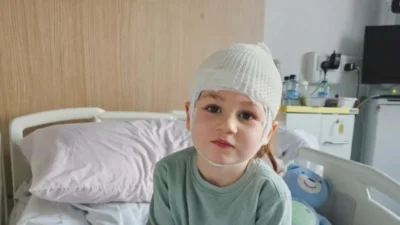 Drama cutremurătoare a băiețelului de 5 ani al cărui corp se pliază în două de 300 de ori pe zi