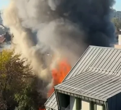 INCENDIU DE PROPORȚII! Zeci de autospeciale de pompieri și SMURD, mobilizate la fața locului