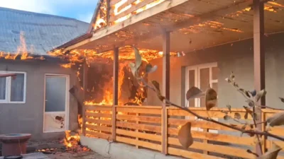 Incendiu puternic! Casă mistuită de flăcări, din cauza unui scurtcircuit electric