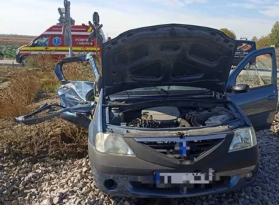 Sfârșit groaznic în Dâmbovița! O mașină a fost lovită în plin de tren. Șoferul a decedat