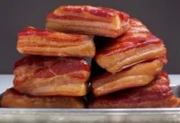 Rețetă revoluționară! Slănina cu gust de afumat fără fumător – cum să o prepari acasă ușor și rapid!