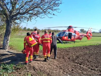 Accident cumplit! O mamă și copilul ei de 11 ani, transportați de urgență la spital