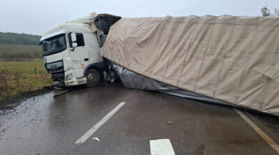 Momentul în care o mașină este strivită de un TIR scăpat de sub control, în localitatea Drăgușeni. Șoferul mașinii și pasagerul au murit pe loc