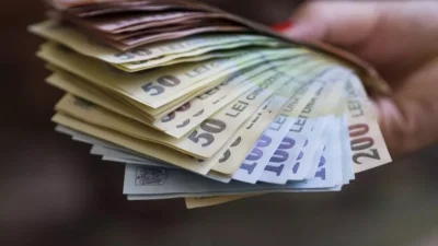 Banii intră pe card în 2025! Cine sunt românii care primesc lunar 2.574 de lei de la stat