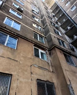 Cel mai mare bloc cu bulină roșie, un adevărat pericol public, stă să se prăbușească sub ochii autorităților care nu…
