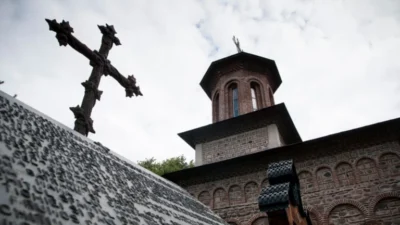 Mănăstirea Cozia Veche, în flăcări! Pompierii luptă cu incendiul izbucnit la acoperiș