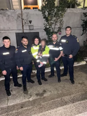 Imaginea care a șocat un întreg oraș: Fetiță de 3 ani, găsită singură și desculță pe stradă, în plină noapte. Ce s-a întâmplat cu părinții ei.