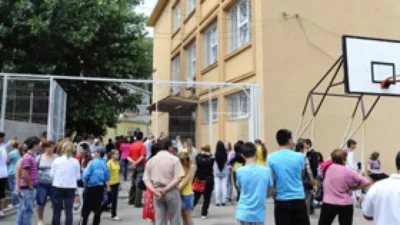 Profesor bătut crunt de un elev în timpul orelor! A fost transportat de urgență la spital!