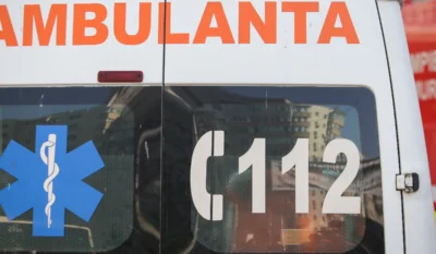 Un copil de 1 an și 5 luni a murit după ce a fost lovit de mama lui cu mașina când încerca să iasă din curte