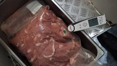 ALERTĂ pentru toți consumatorii! Sute de kilograme de CARNE CONTAMINATĂ, găsite pe RAFT în magazine! Află dacă ai cumpărat și tu!