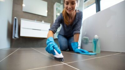 Uită de oțet! Amestecul banal care face rosturile lună în 5 minute. Îl ai deja în casă 1 Nici otet nici inalbitor. Amestecul simplu care albeste rosturile negre in cateva minute 400x226 1