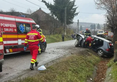 ACUM: Accident CUMPLIT pe șosea! O tânără ARUNCATĂ din mașină. Alta, încarcerată între fiare!