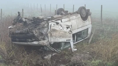 Un microbuz cu 9 oameni s-a răsturnat pe un câmp. Cinci persoane au ajuns la spital