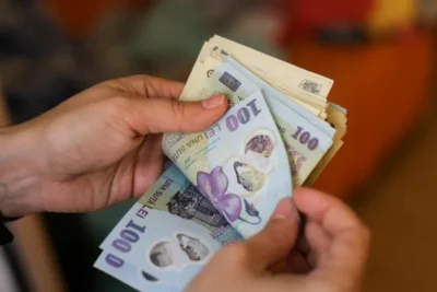 Sprijin financiar pentru românii cu venituri mici! Cum și când vor primi cele două tranșe de 125 de lei