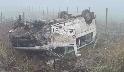 ACUM! Microbuz PLIN cu călători s-a RĂSTURNAT în trafic! Cinci persoane, grav rănite – imagini de COȘMAR!