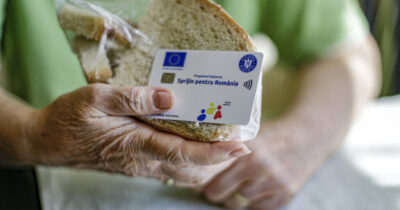 Au intrat banii: românii care au carduri sociale pentru alimente au primit prima tranșă din ajutorul pentru acest an