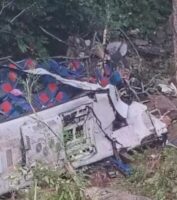 Tragedie fără margini! Un autocar plin cu elevi s-a prăbușit în prăpastie. Sunt 12 morți, se întorceau din excursie