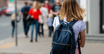 Veste uriașă pentru părinți și elevi! Data exactă când intră banii pe card în ianuarie 2026. Cine primește 700 de lei