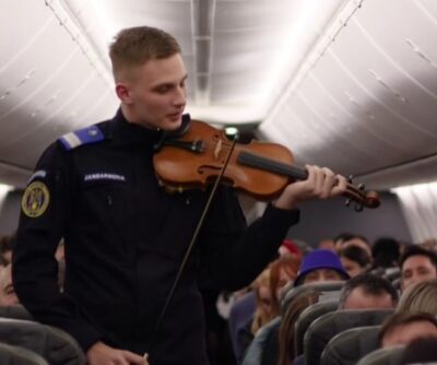 Scene ireale în avionul Tarom. Ce a făcut un jandarm la 10.000 de metri i-a făcut pe toți pasagerii să plângă