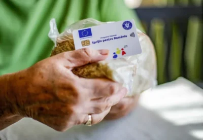 Lovitură pentru milioane de români! Se taie banii de pe cardurile de alimente. Cine nu mai primește ajutorul