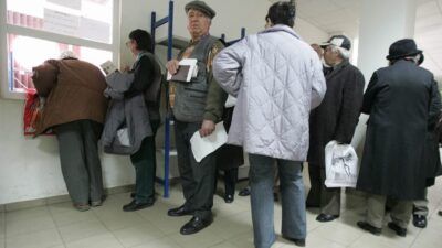 Se elimină taxa de 10% pentru o categorie de pensionari și se anunță un nou ajutor de 800 de lei. Data exactă de la care „nu se va mai apica”