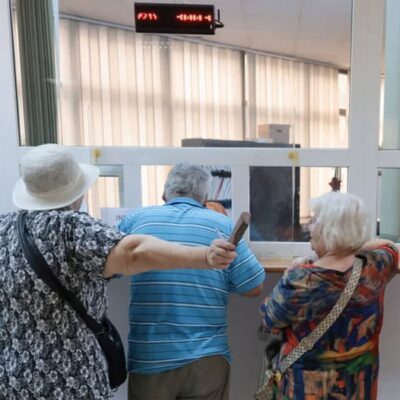 Pensionarii români care încasează 3 pensii în luna decembrie! Sumele sunt uriașe, cine primește banii pe card
