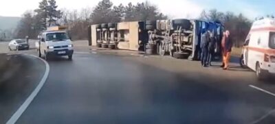 Accident neobișnuit pe E81 în Cluj! Un TIR plin cu 200 de porci s-a răsturnat în această dimineață