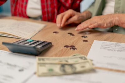 Pensionarii din ianuarie 2026 primesc bani mai târziu și cu mici creșteri pe talon