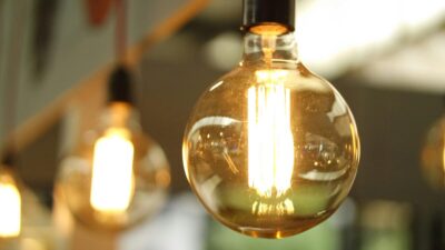 Rămâi fără curent electric dacă locuiești aici. Lista completă a zonelor afectate între 12 și 16 ianuarie