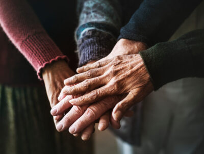 Adio, poștaș! Schimbare uriașă pentru pensionari: ce trebuie să faci ca să primești banii direct pe card