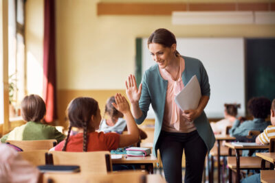 Se dau banii pentru elevi și studenți! Cine sunt cei care încasează 3.700 de lei pe lună în 2026
