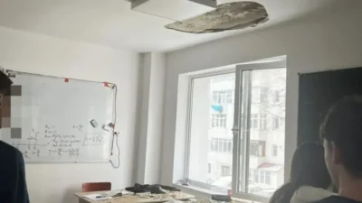 COȘMAR LA ORE! Tavanul s-a prăbușit peste elevi într-un liceu de elită proaspăt renovat. Au scăpat ca prin minune