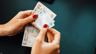 Veste uriașă pentru milioane de români! Câți bani primesc în plus pe card din 2026. Suma a fost deja aprobată!