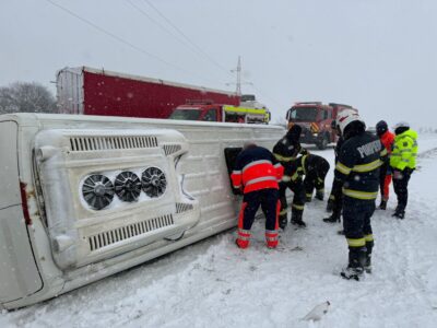 Plan roșu pe DN5! Microbuz cu 16 pasageri răsturnat în afara …