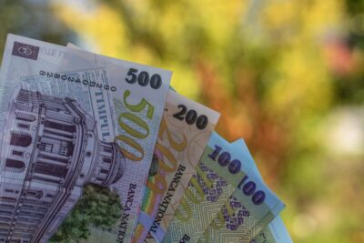 Veste uriașă pentru milioane de români! Calendarul plăților în martie: Când intră pensiile, alocațiile și banii de card