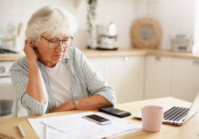 Se dau banii în 2026! Pensionarii care primesc 1.000 lei de sărbători și bonificații lunare la facturi