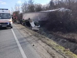 Blestem pe drumul morții! Doi copii și un bărbat au murit pe loc după ce microbuzul lor a fost spulberat de un TIR trên DN 6