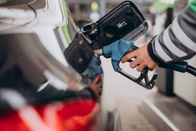 Lovitură la pompă! Românii trec granița să facă plinul: Unde este benzina mult mai ieftină decât la noi în țară