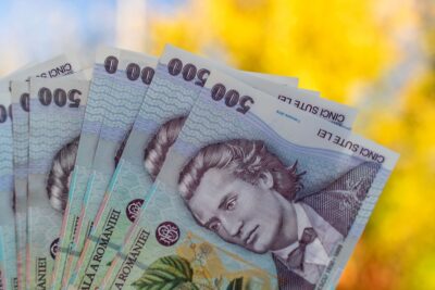 Bani de la stat pentru elevi în 2026! Cine primește 450 de lei pe lună și ce condiții trebuie să îndeplinești obligatoriu
